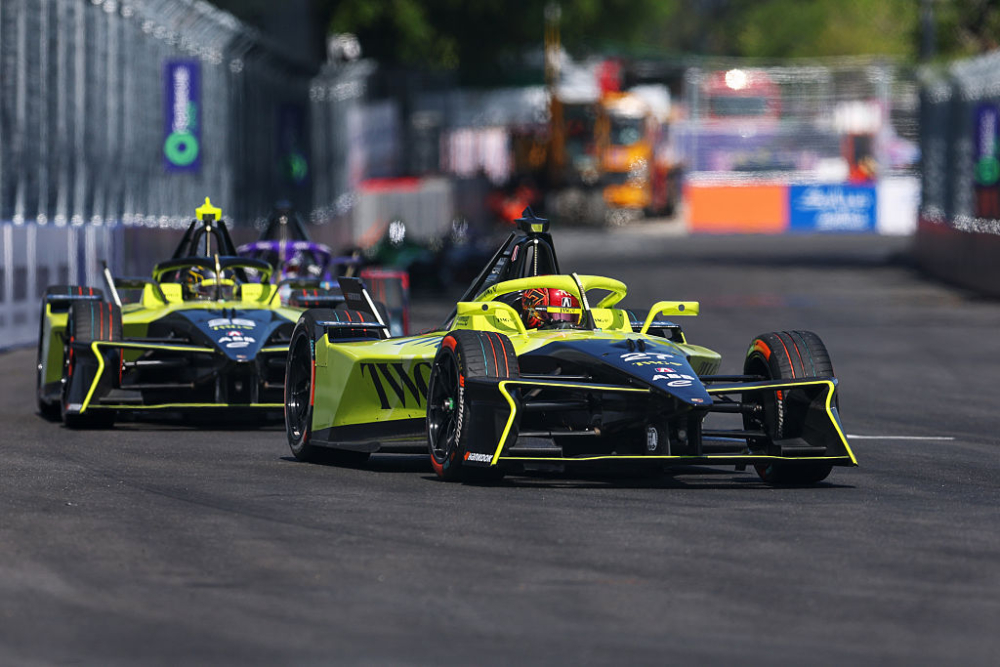 Dennis leads Andretti 1-2 in spicy Sanya E-Prix