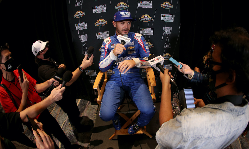Larson shrugs off title favorite status
