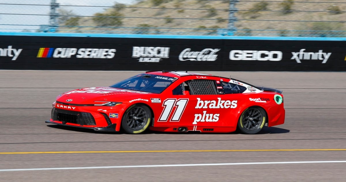 Hamlin puts Toyota on Phoenix pole | RACER