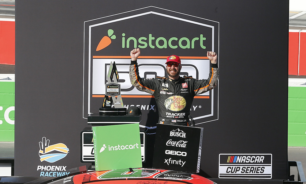 Truex Jr soars to victory at Phoenix