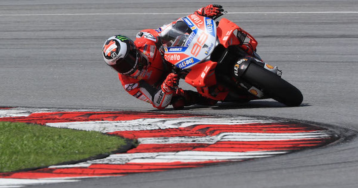 Lorenzo records two-wheel lap record at Sepang on final test day | RACER