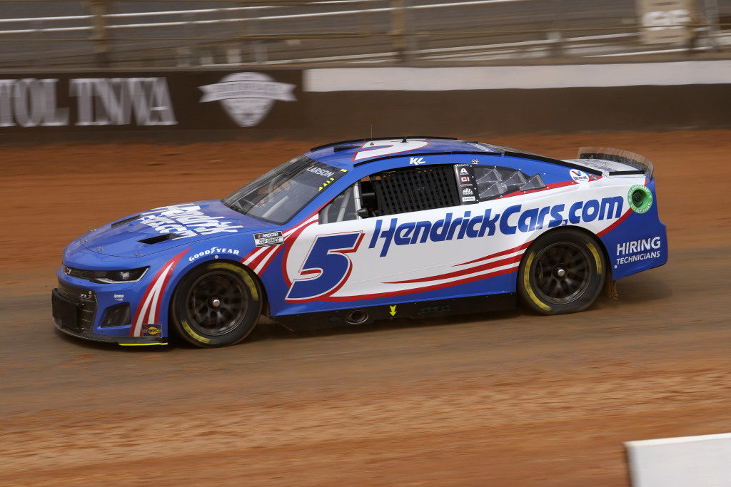 Larson slides to Bristol dirt pole in just one single lap