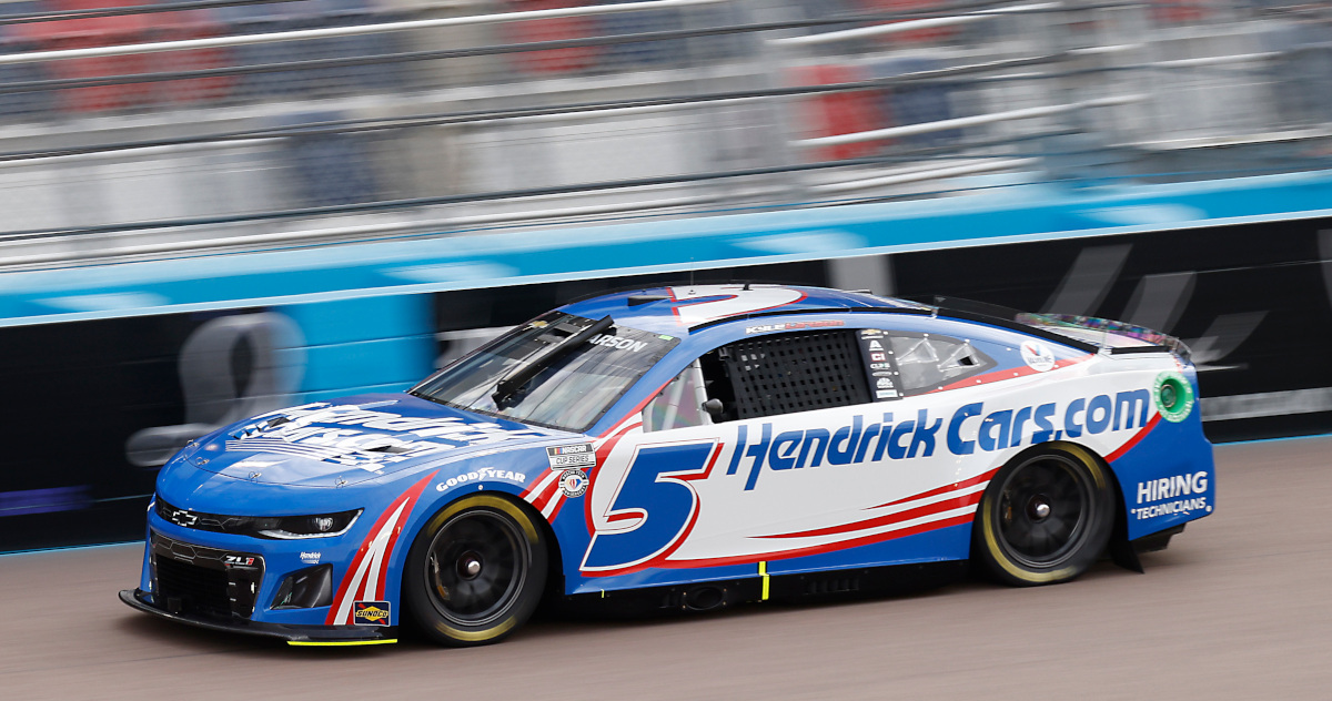 Larson nabs pole in continued Phoenix domination