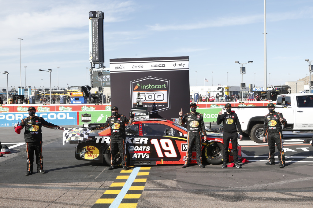 NASCAR adds COVID-detecting dogs for Atlanta