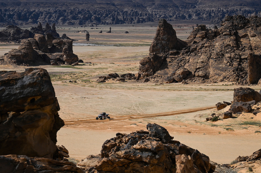 Howes takes overall bikes lead in Dakar Stage 5
