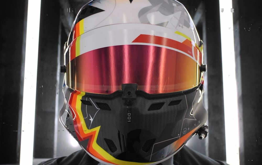 1968 bell stock car racing helmet with rare tinted visor Dan Gurney First Full Face Star Formula 1 and Indy 500 Repli The same shape as the famous original Bell Helmets are reintroduced but produced to the last safety standard (FIA 8859/SNELL SA2020) using the latest production techniques and high tech materials and featured in our special Bell Heritage White color with a gloss finish Denny Hulme 1968 Bell