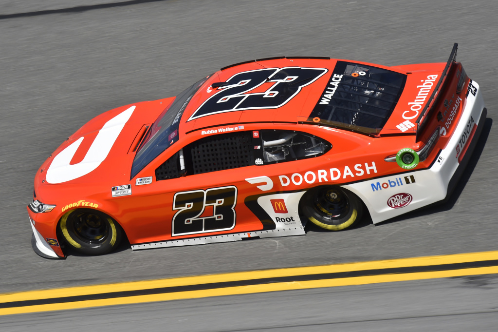 Wallace joins group at rear of field for start | RACER