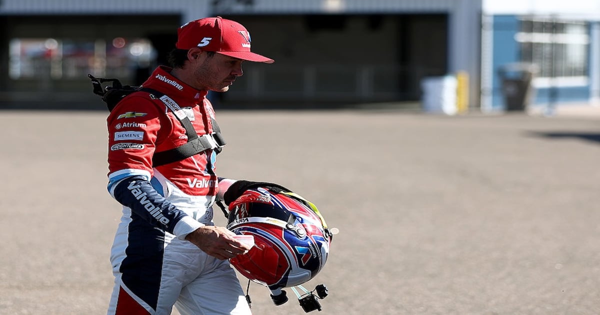 Phoenix delivers Larson the punch his Cup Series rivals were hoping for ...