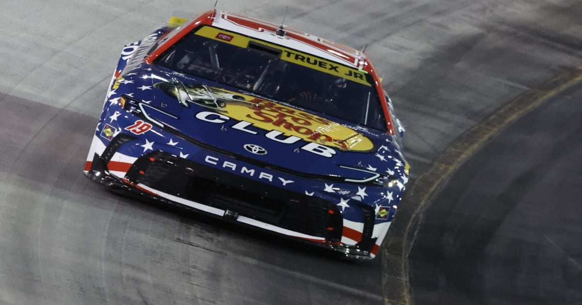 Pit speeding penalty derails Truex's playoff hopes in Bristol | RACER
