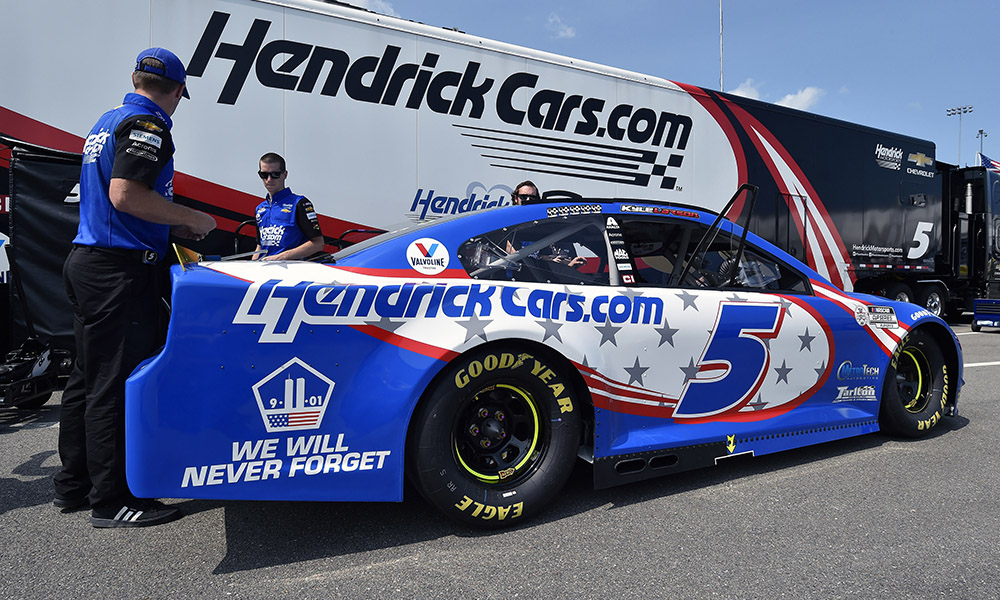 Larson to start from rear after failing pre-race inspection multiple times