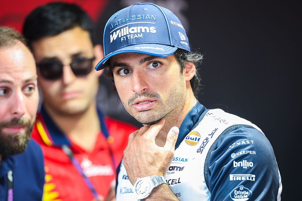 Sainz defends Piastri contact amid blue flag issues