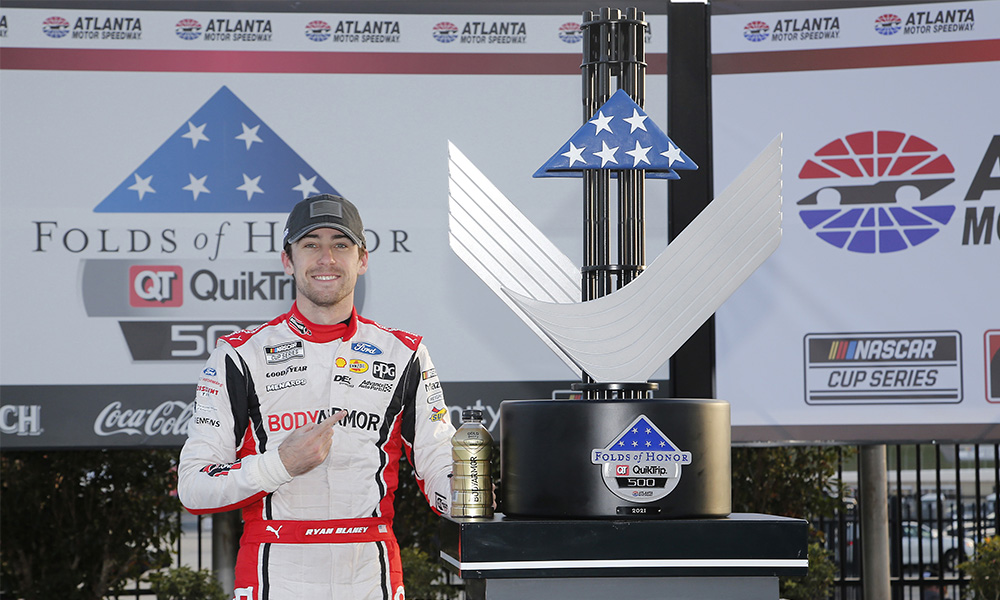 Blaney throttles by dominant Larson late to win at Atlanta