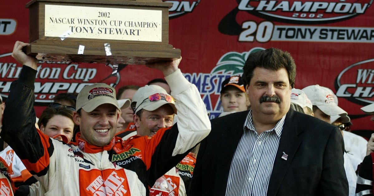 'Father figure' Helton introduces Stewart as a Hall of Famer | RACER