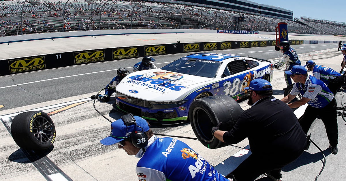 Smith’s Front Row Motorsports group wins Pit Crew Challenge | RACER